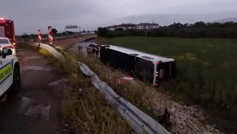Manisa’da Yolcu Otobüsü Kazası: 10 Yaralı, Olayın Ayrıntıları Merak Ediliyor