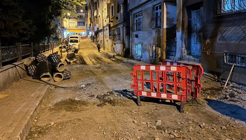 Bayrampaşa'da Altyapı Çalışmalarında Rögar Kapağı Patladı, Sokaklar Su İçinde Kaldı!