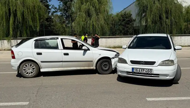 İki Otomobil Çarpıştı: Gözaltına Alınan 2 Yaralıyla Olay Yeri Korkuttu