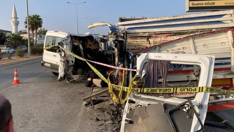 Mersin'de Tatil Yolu Üzerinde Feci Kaza: İki Can Gitti, 10 Kişi Yaralı!
