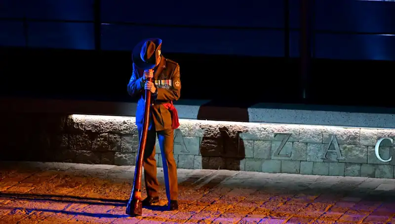 Anzak Koyu'nda Duygusal "Şafak Ayini" İle Tarih Unutulmadı
