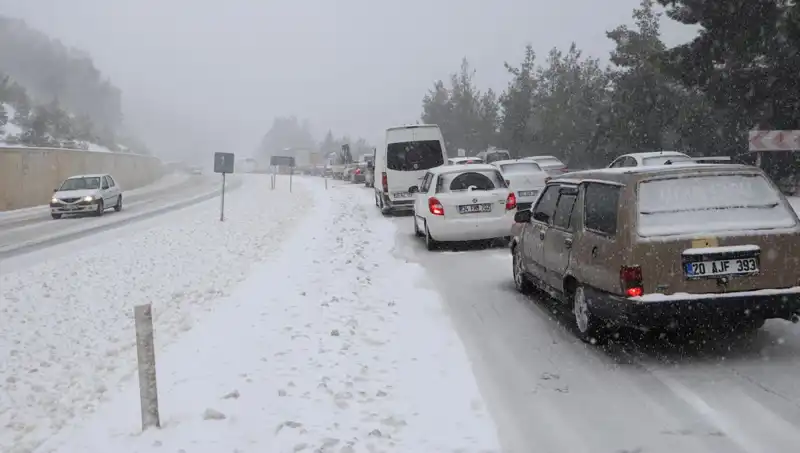 Kar Bastırdı! Denizli-Antalya Yolunda Trafik Felç Oldu