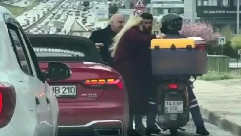 D-100 Karayolu'nda Korkutan Olay: Motokuryeye Silah Çeken Şahıs Yakalandı