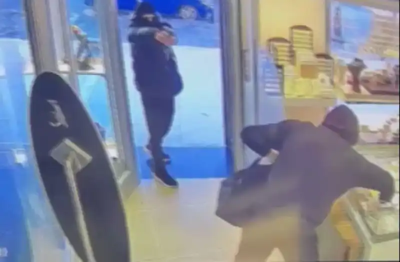 Ümraniye'de Maskeli Soygun Girişimi: Silahlı Saldırganlar Panik Yarattı