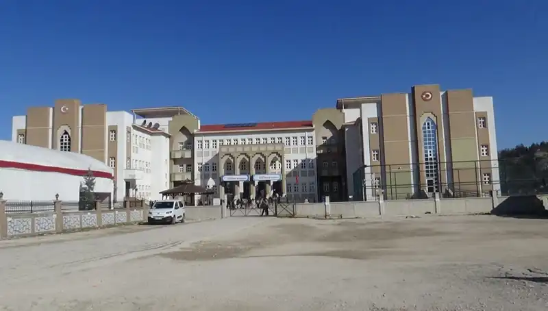Ortaokulda Öğrenciye Şiddet İddiası: Veliler Okul Yönetimini Protesto Etti