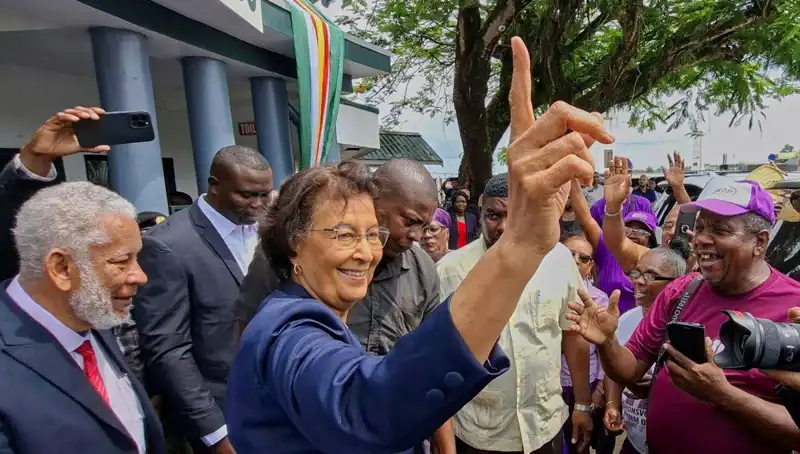 Surinam'da Tarihi Seçim: İlk Kadın Devlet Başkanı Görevde!