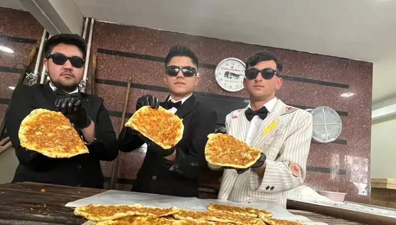 Takım Elbiseli Fırıncılar Şehri Büyüledi: İşte O İlginç Olay!