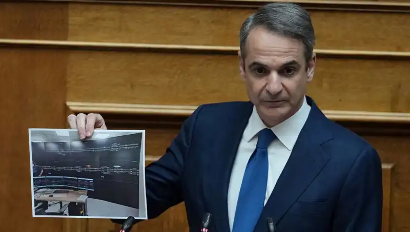 Yunanistan'da Siyasi Dengeleri Alt Üst Eden Protesto Gösterileri ve Miçotakis'in Çekilişi