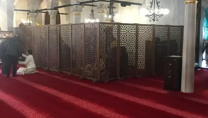 Kadın-Erkek Teravih Namazı Kıldığı İddiası: Gerçek Ne?