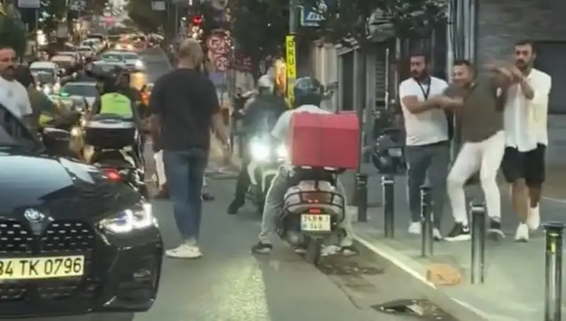 Nişantaşı'nda Yol Verme Kavgası: Sopalı Saldırı Kameralara Yansıdı