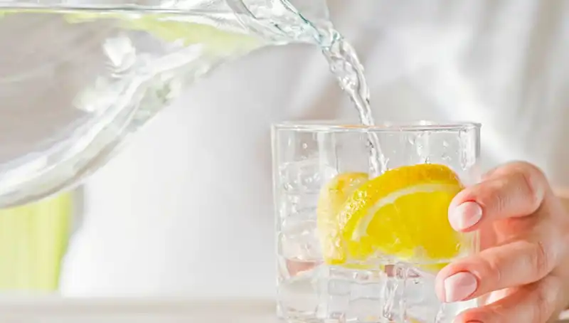 Limonlu Su İçmenin Bilinmeyen Faydaları: Doktor Açıklıyor!
