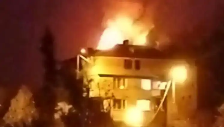 Mahallede Yangın Panik Yarattı: Saman Dolu Çatı Alev Alev Yandı