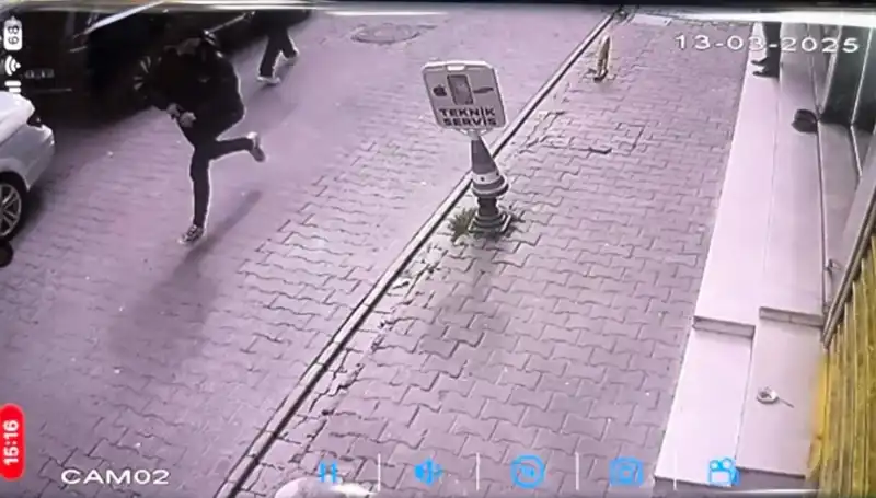 İstanbul’da Gece Yarısı Silahlı Saldırı: Bir Adam Bacağından Vuruldu