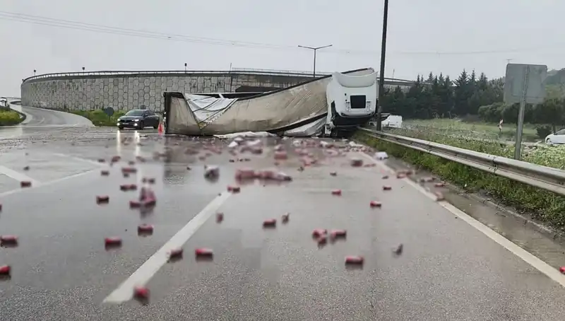 TIR Devrildi: Yolda İçkiler Saçıldı, Araç Trafiği Felç Oldu!
