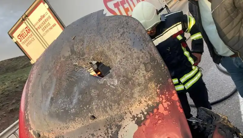 Seyir Halindeki Otomobil Alev Alev Yandı: O Anlar Kamerada