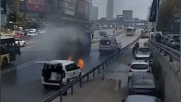 Yanan Araca TOMA ile Ulaşan İtfaiye Ekiplerinin Mücadelesi