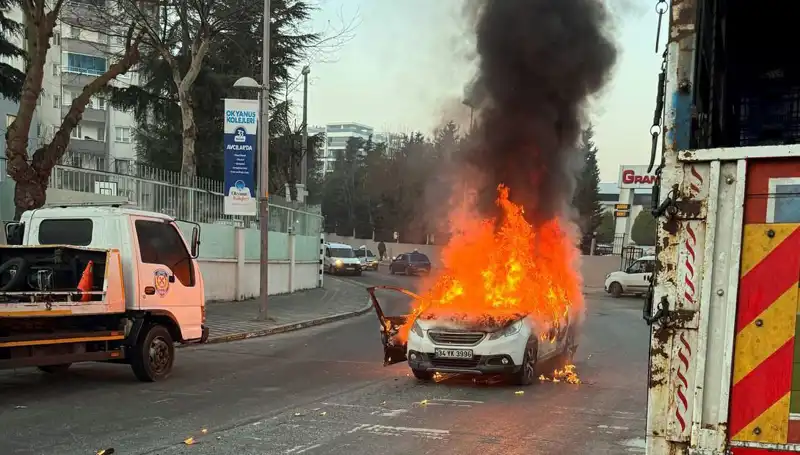 Korku Dolu Anlar: Alev Topuna Dönüşen Araç, Diğer Otomobillere Çarptı!