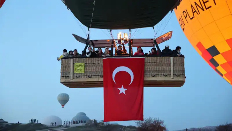 Kapadokya'da 23 Nisan’da Renkli Balonlar Gökyüzünü Süslüyor