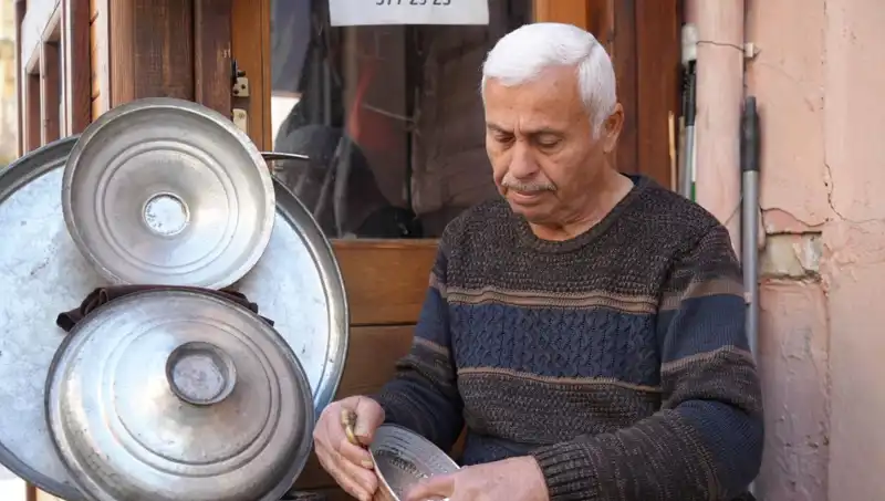 Teknolojinin Gölgesinde Kaybolan Meslekler: O Günleri Mumla Arıyoruz