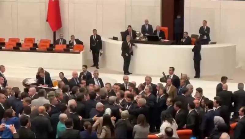 Mecliste Şoke Eden Kavga: Emekli İkramiyesi Gündemi Gerdi