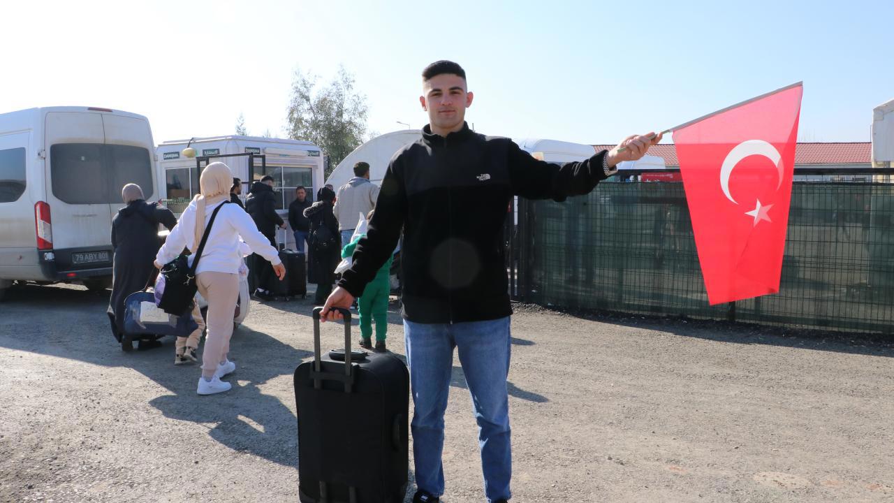 Suriye'ye Türk bayrağıyla dönen Abdulkadir, evinde Türk bayrağı asacak
