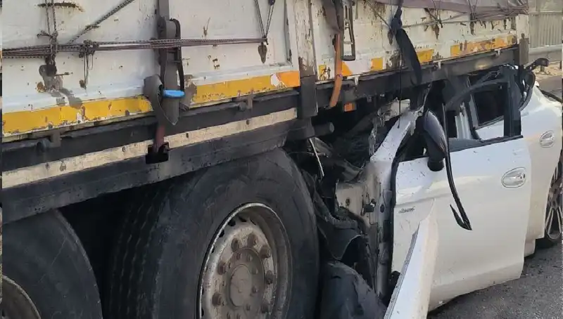 TIR'a Arkadan Saplanan Ok, Kaza Anını Şaşkınlıkla İzleyenlerin Gözleri Önünde