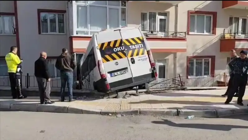 Okul Servisi Kaza Yaptı: Balkonda Oyun Oynayan Öğrenciler Yaralandı