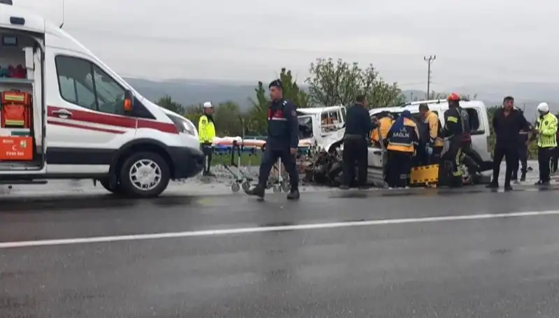 Denizli'de Feci Kaza: İki Araç Kafa Kafaya Çarpıştı, Yaralılar Var!