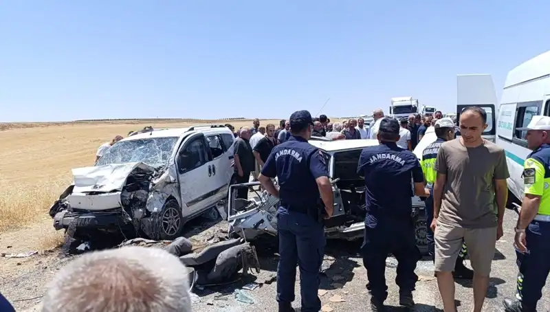 Otomobil ve Hafif Ticari Araç Çarpıştı: 4 Can Kayıbı ve 1 Yaralı