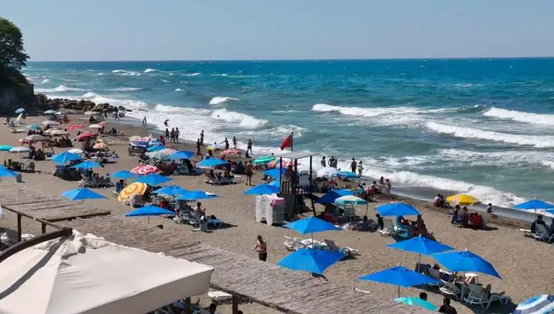Akçakoca'da Deniz Yasağı: Yaz Tatili Planları Tehlikeye Girdi