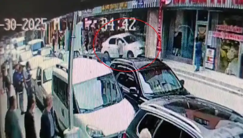Alkollü Sürücü Mağazaya Dalınca İki Çocuk Hayatını Kurtardı