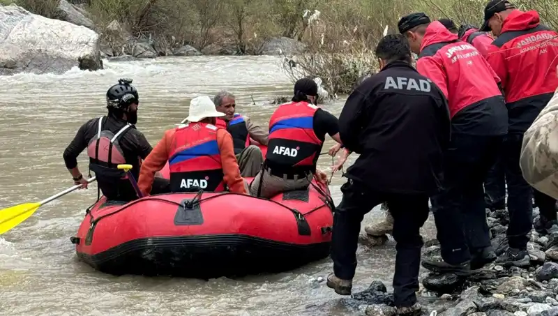 Zap Suyu Kenarında Mahsur Kalan 4 Kişi Kurtarıldı, Hayatları Kurtarıldı!