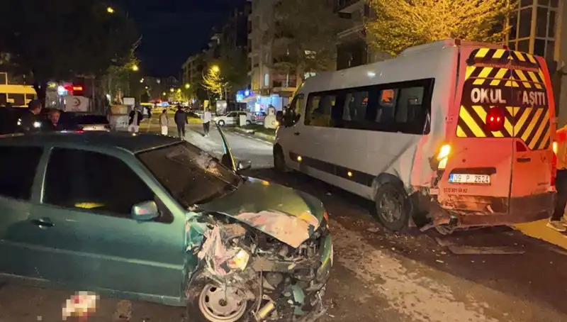 Otomobil Servis Minibüsüne Çarptı: 6 Kişi Yaralandı, Olay Anı Gözler Önünde Yaşandı!