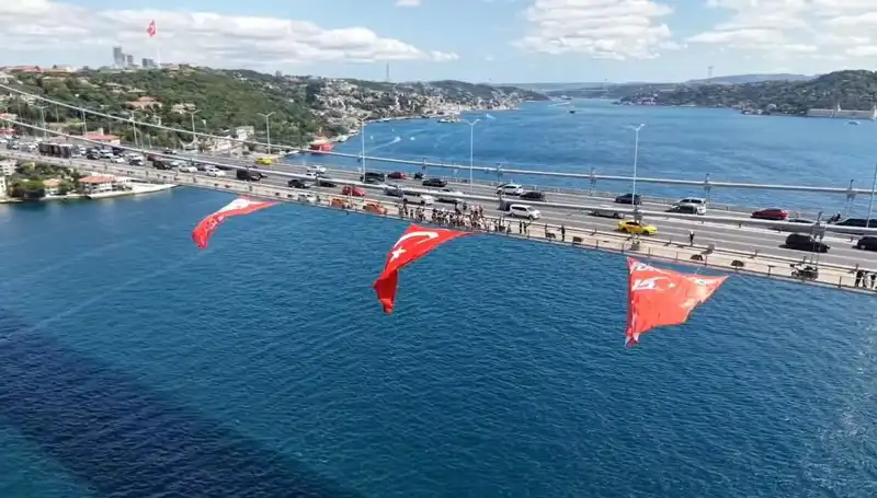 Türkiye'nin Gururu: Köprüye Dev Türk Bayrağı Asıldı