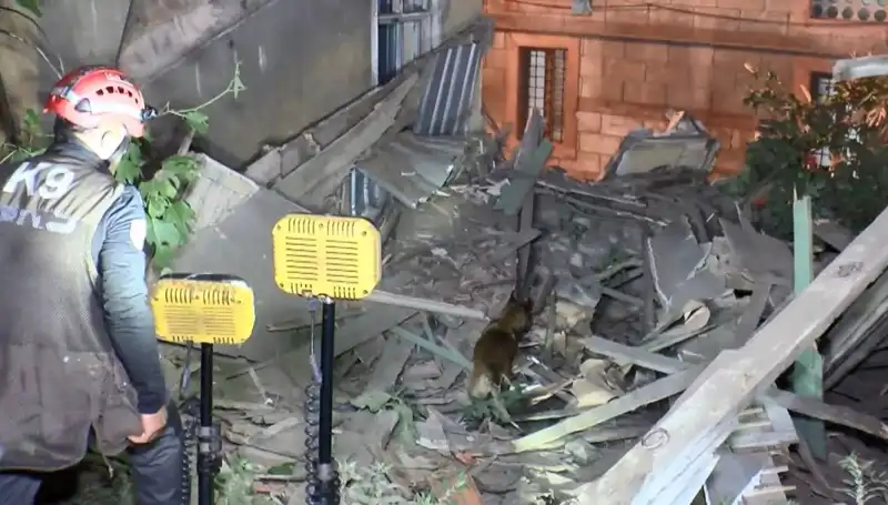 İstanbul'da Deprem Sonrası Çöken Bina: Şok Edici Görüntüler ve Detaylar