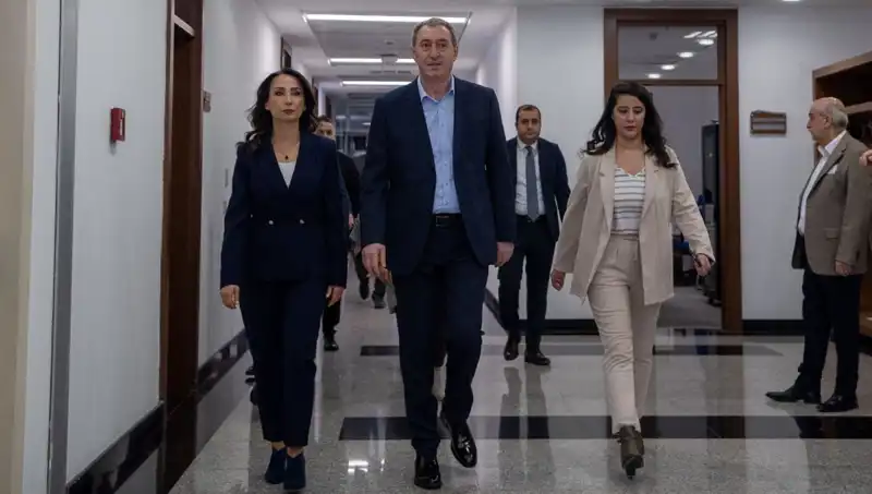 DEM Parti Heyeti, Siyasi Parti Turu İle Yeni Dönemin Kapılarını Aralıyor