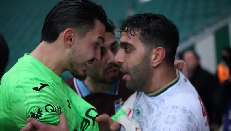 Konyaspor-Trabzonspor Maçında Gergin Anlar: Futbolcular Birbirine Girdi!