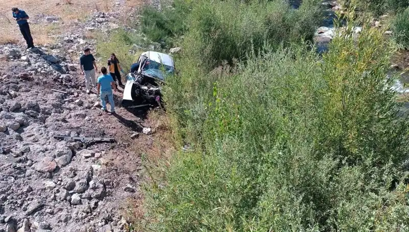 Sivas'ta Dere Yatağına Uçan Otomobilin İçindeki İki Kişi Hayatını Kaybetti