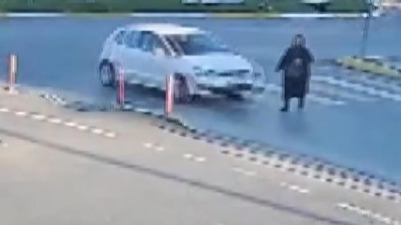 İkinci kaza haberi: Araba çarptı, yardım beklerken ikinci kazayı geçirdi