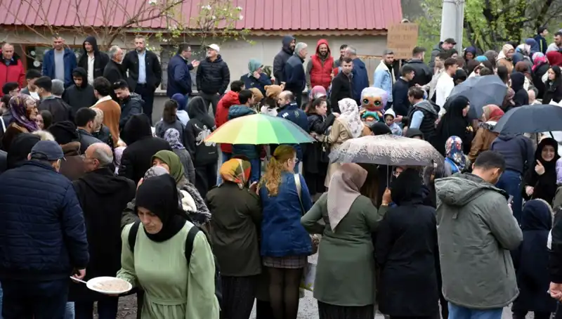 ** Bir Asırlık Gelenek Canlanıyor: 12 Bin Kişi Bayramlaşmaya Katıldı!**