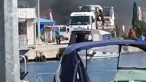 Tuzla'da Balıkçı Barınağında Yangın Panik Yarattı: Lastikler Alev Alev Yandı