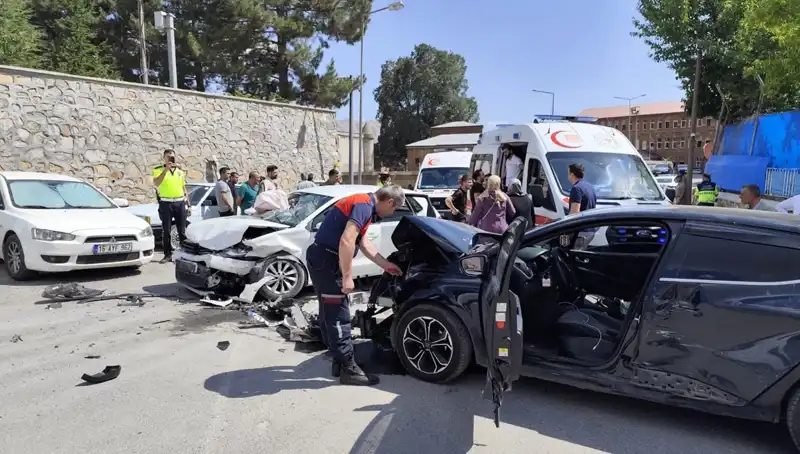 Bitlis'te Trafik Kazası: İki Otomobilin Çarpıştığı Kaza Sonrası 10 Yaralı