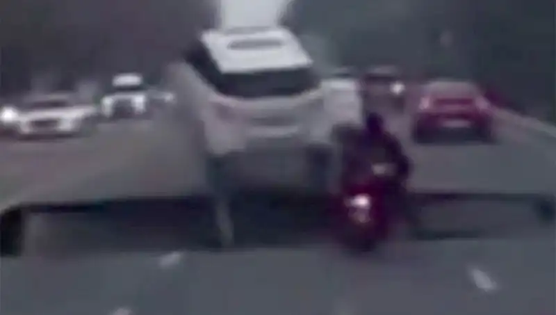 Güney Kore'deki Otoyolda Dev Çukur Motosikleti Yuttu! Olayın Sebepleri Neler?