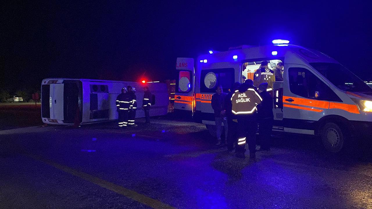 Cenazeye gidenleri taşıyan midibüs devrildi