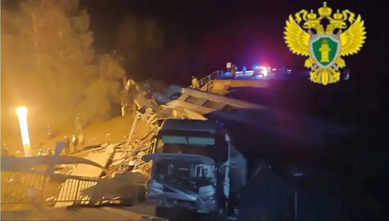 Rusya'da İki Köprünün Çökmesiyle Tren Kazası: Yedi Kişi Hayatını Kaybetti