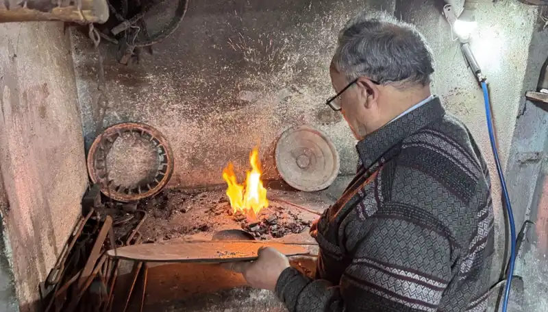 Baba Mesleğini 20 Metrekarelik Dükkanında Kendine Özgü Bir Şekilde Yaşatıyor