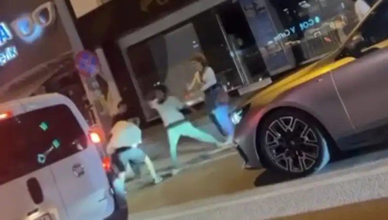 Cadde Boks Ringsine Dönüştü: Sokaklarda Yumruklar Uçuştu!