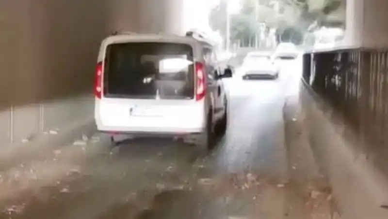 Trafikte Korku Dolu Anlar: Araçların Üzerine Düşen Beton Parçaları