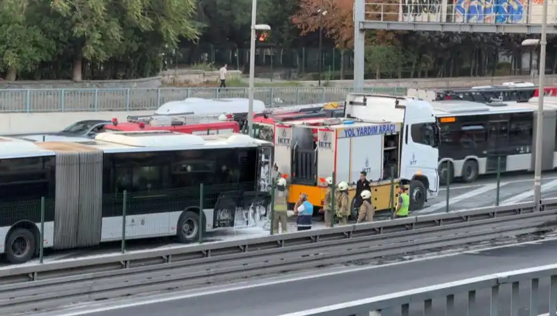 İstanbul’da Metrobüs Yangını: Trafik Cehenneme Döndü