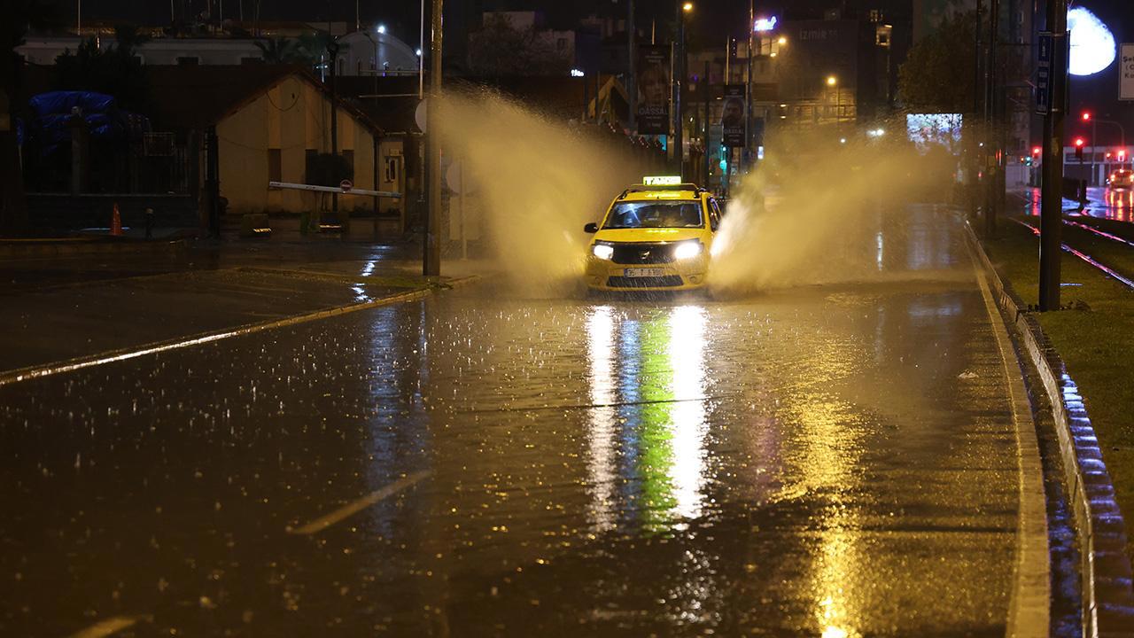 İzmir'de yoğun yağış: Yollar sular altında
